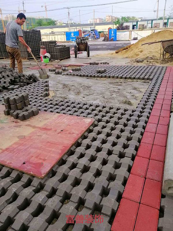 椰海大道高铁办公楼停车广场砖铺贴项目施工